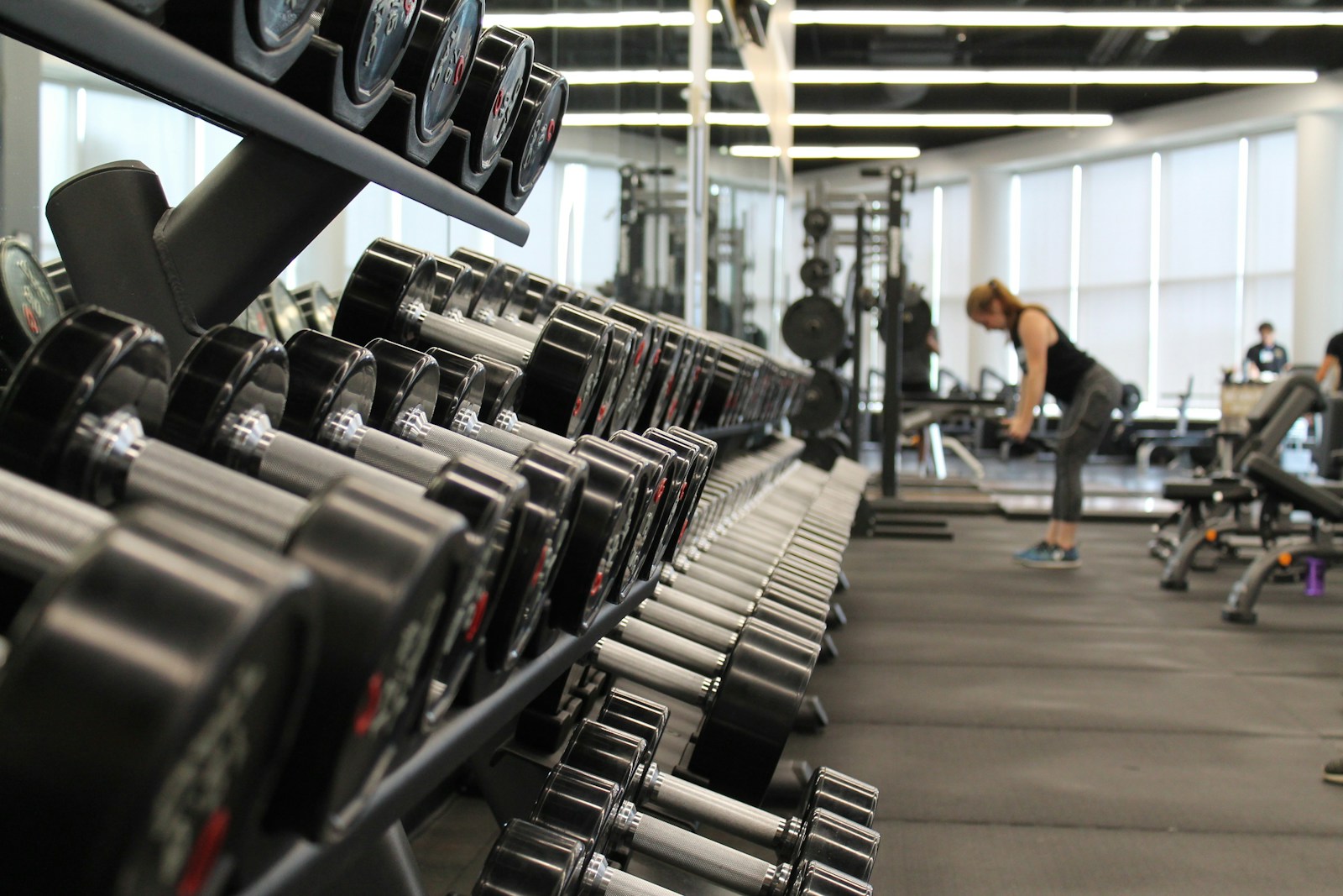 Gimnasio luminoso con equipamiento moderno
