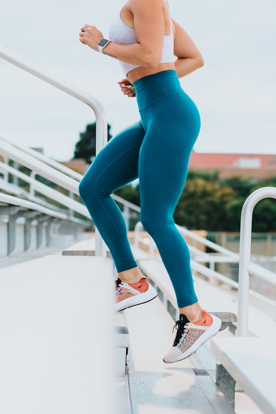 Persona entrenando en un gimnasio luminoso