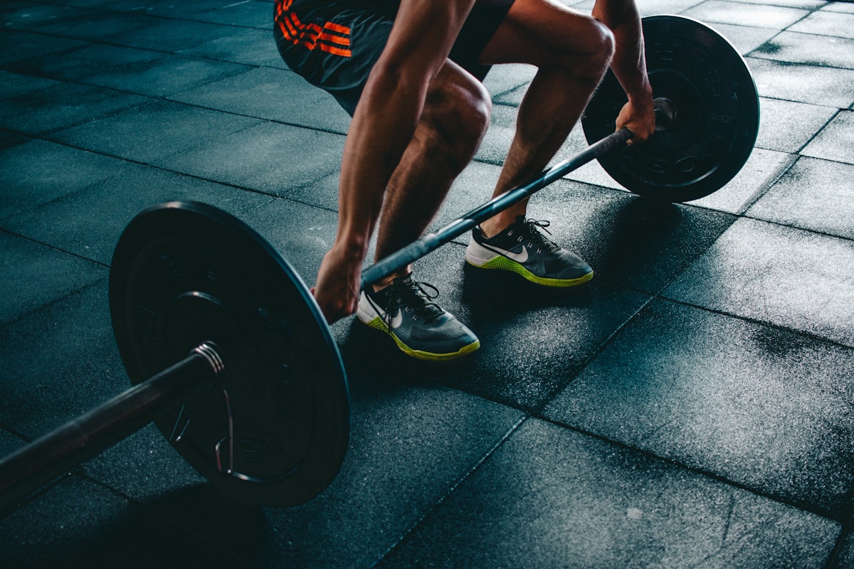 Entrenamiento de fuerza en gimnasio