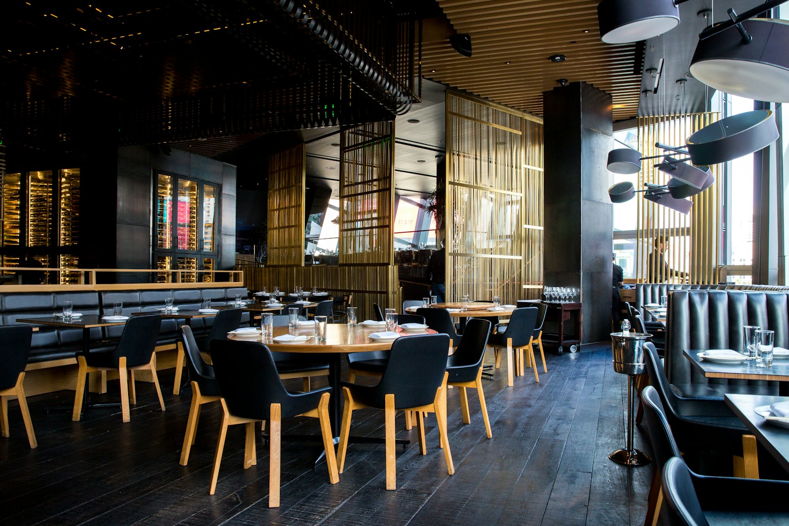 Salón de restaurante luminoso y bien puesto