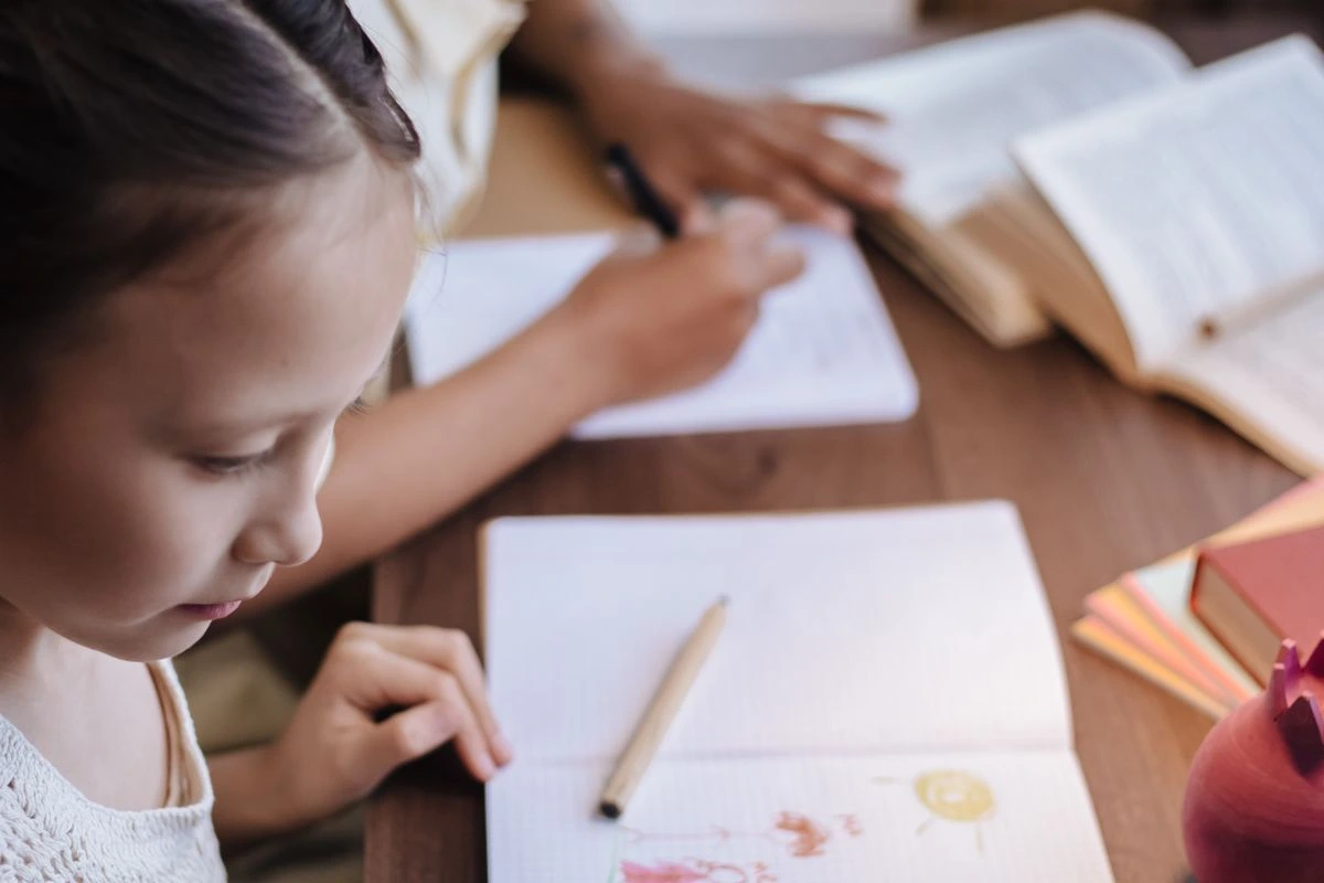 Hijos de afiliados con kits escolares y libros